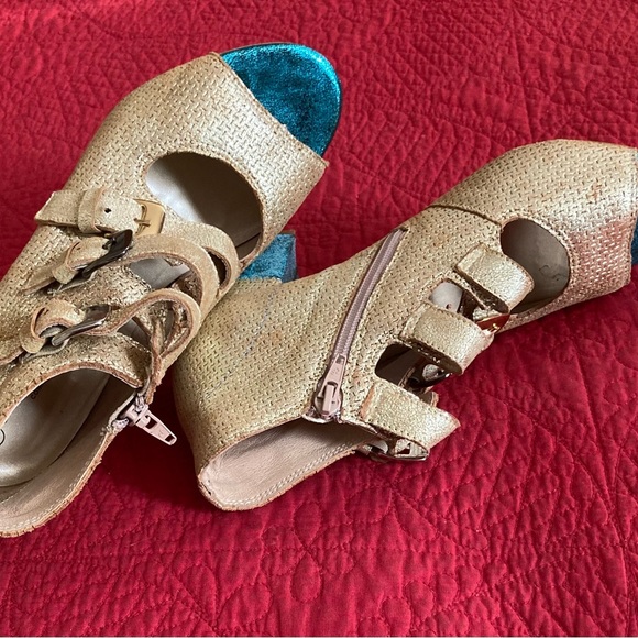 UNITY IN DIVERSITY- GENUINE LEATHER OPEN TOE BUTTERCUP BLUE/GOLD SANDALS size 40 - Picture 6 of 11